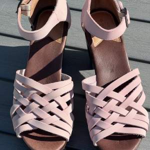 Ett par super fina sandaler ifrån Dasia  Helt nya  Storlek 41  Nypris Scorett 1299kr