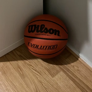 Wilson evolution basketboll  - Skick 9/10 inga defekter har bara använt inomhus och den ska bara användas inomhus !!kan diskutera pris om du vill mötas upp annars är det full pris om du vill att jag ska frakta pga tömma bollen på luft och paket helst mötas i stan kan diskutera möt