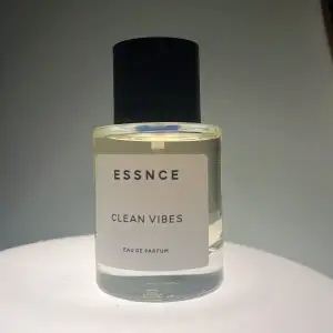 Oanvänd Essnce parfym ”clean vibes”, dupe på byredo blanche 😃