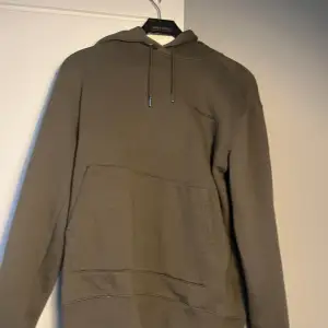 Säljer denna otroligt snygga hoodie från J Lindberg då den inte passar mig. Nypris 1 200, mitt pris 900. Helt oanvänd och den har inga defekter eller fläckar. Tveka inte på att skriva till mig vid minsta fundering!🤩