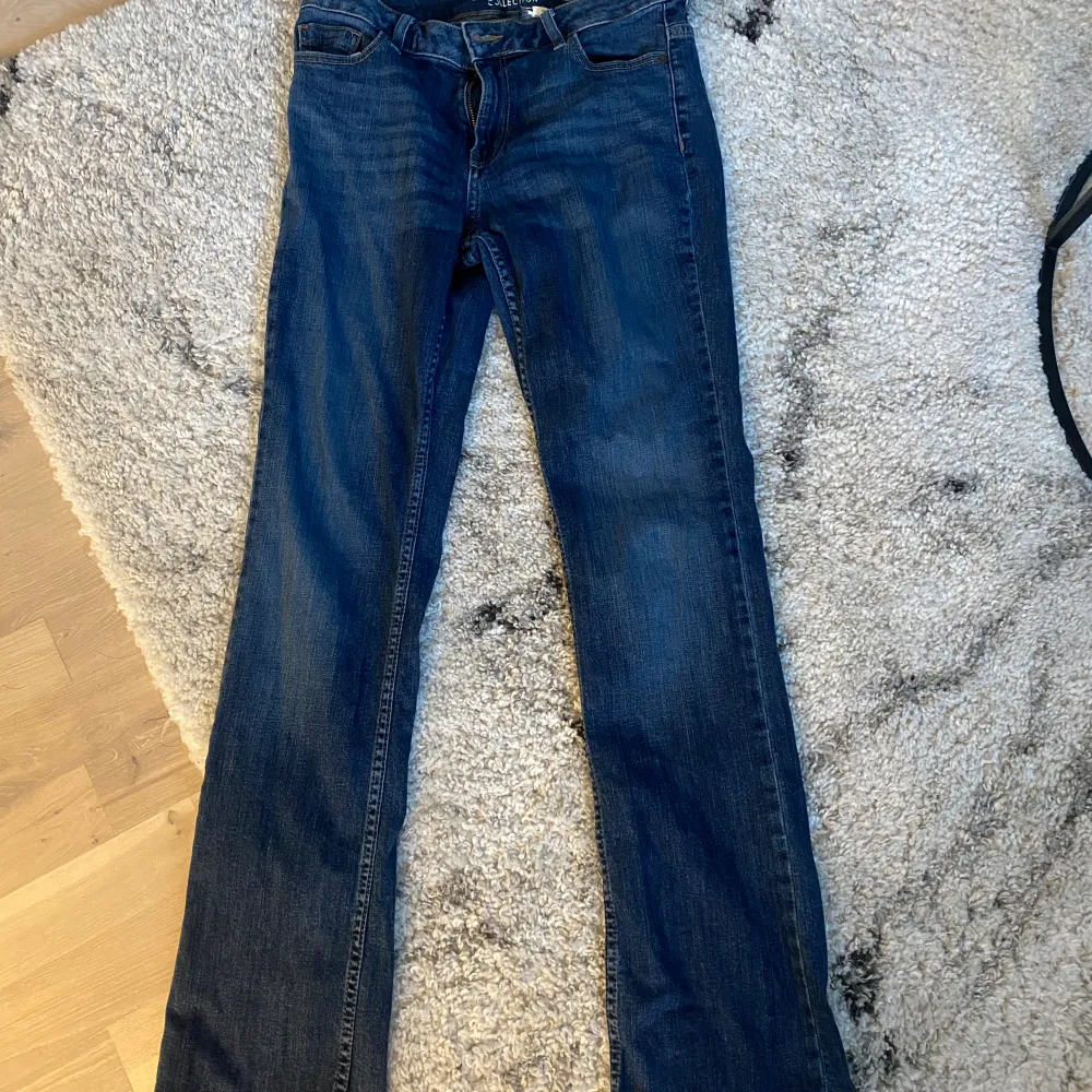 söta bootcut jeans från en secondhand i london🩷 Passar 36 och 38. Jeans & Byxor.