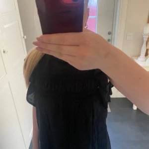 Blus  - Säljer denna fina blus från Vera Moda. Super fin och har lite små detaljer på sig. Inte använd så mycket💕💕
