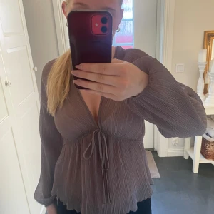 Zara Blus  - Säljer nu denna superfina blus från zara som är super fin och skön. Helt oanvänd. Ordinarie pris är runt 350. Finns inte kvar på zaras hemsida längre🥰❤️