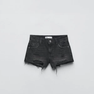 Lågmidjade shorts  - Super snygga lågmidjade shorts från zara. Köpte de förra sommaren och endast använt några gånger så det är i bra skick. Storlek 40 men passar mig som brukar ha 38❤️