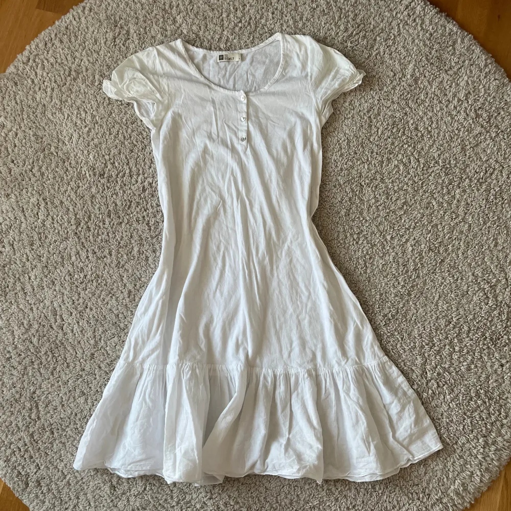 Söt och enkel klänning perfekt nu till sommaren!🤍. Klänningar.