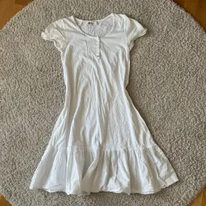 Söt och enkel klänning perfekt nu till sommaren!🤍