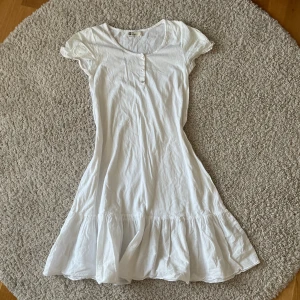 Vit klänning  - Söt och enkel klänning perfekt nu till sommaren!🤍
