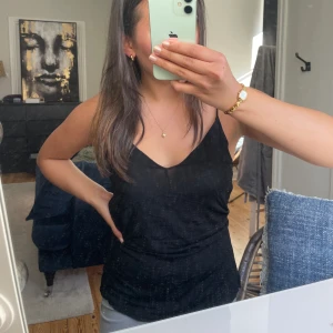 Linne - Snyggt linne med slits på sidorna från zara!! Lite halv genomskinligt och tunt tyg. Storlek S☺️