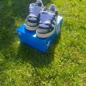 CAMPUS 00 S - Säljer ett par addidas campus i storlek 36,5 men passar också storlek 37.Dom är bara använda cirka 10 gånger.