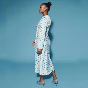 Blommig klänning - Sååå fin Adoore liknande klänning, perfekt inför midsommar eller liknande 💘💘 Bara använd ett fåtal ggr. DM för fler bilder 💌