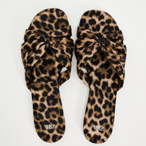 Leopard sandaler 🐆 - PRIS KAN DISKUTERAS( PASSAR EJ MIG!!) Sååå fina sandaler ifrån zara, väldigt populära och varit slutsålda på hemsidan. De är helt nya och endast testade i butik. Tyvärr glömde jag bort att lämna tillbaka och det hann gå 30 dgr😩nypris 300