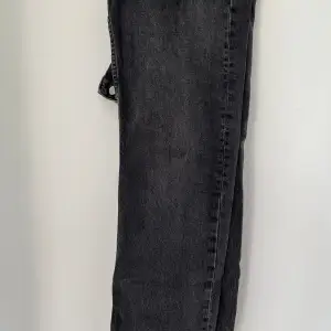 Svarta jeans från zara storlek 40 (små i storlek) och är snare än storlek 38!
