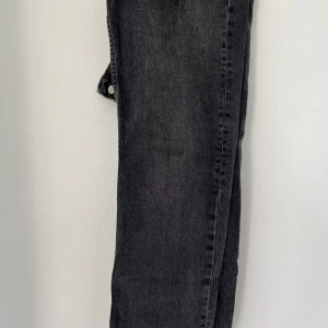 Jeans - Svarta jeans från zara storlek 40 (små i storlek) och är snare än storlek 38!