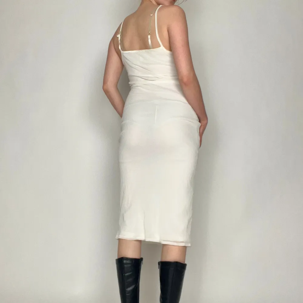 Otrolig vit meshklänning från 2000-talet med två lager tyg och fantastiska tryck! Saknar storlekslapp men jag på bilden har strl 36 på klänningar och är 170cm lång. Den har två defekter, axelbanden är uttöjda och ett litet hål. Klicka på köp nu <3. Klänningar.