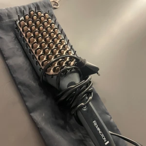 Värmeborste Remington - Jätte bra värme borste från Remington! Nästan helt ny och fint omhändetagen! Ger håret ett fint glans och plattar till det snabbt!