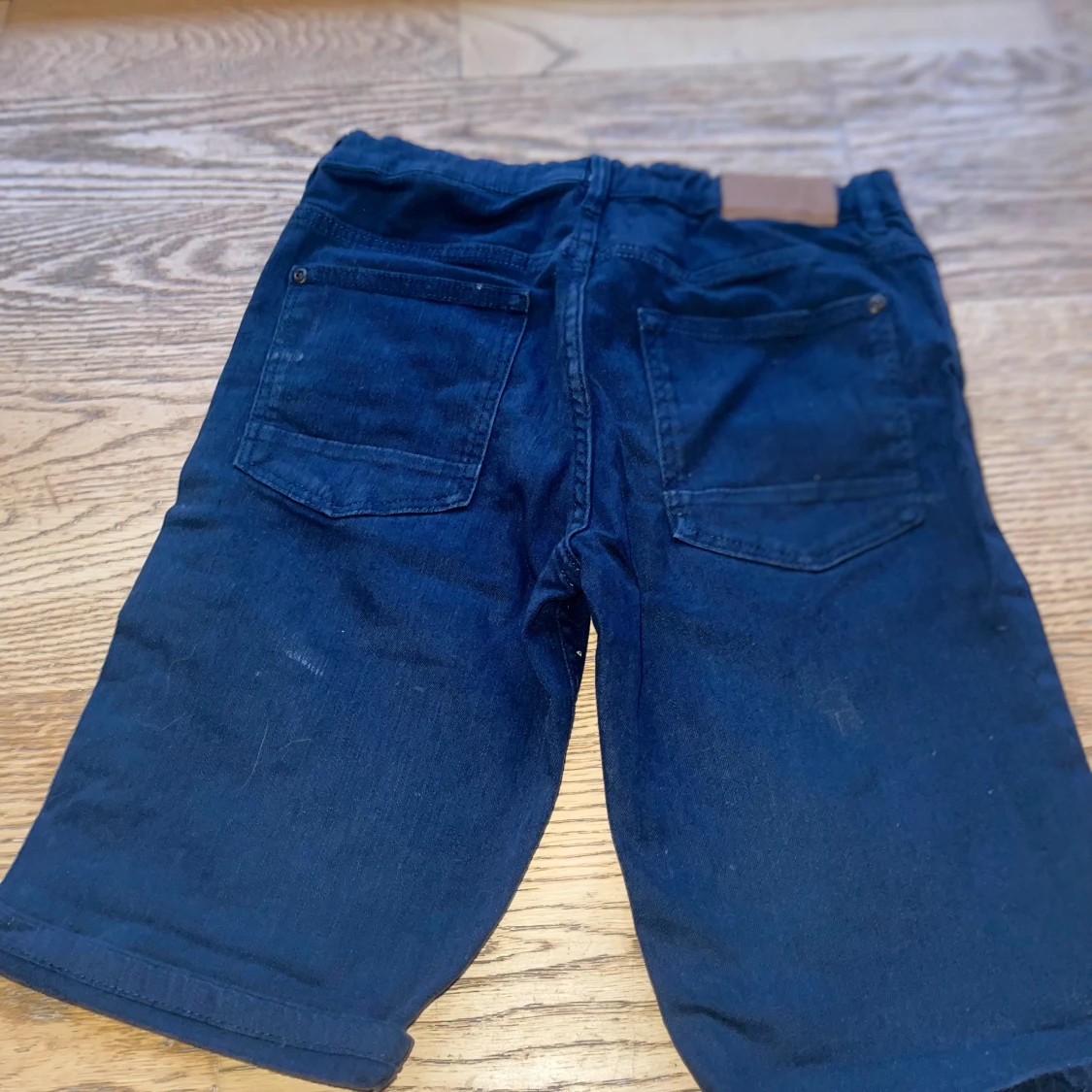 Mörk blåa jeans shorts i storlek 152 - 91