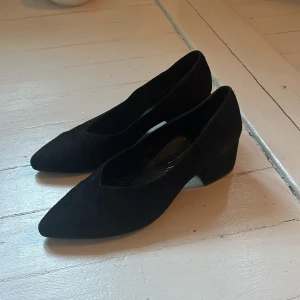 Mocka klackar - Använda 3-4 gånger och köpt en innersula av gelé vilket gör dom väldigt sköna! Nypris ca 1000kr. Inga defekter eller slitage.