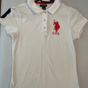 Piké T-shirt  - Fräsch tröja som passar nu till sommaren. Är i mycket bra skick och använd endast fåtal gånger. 