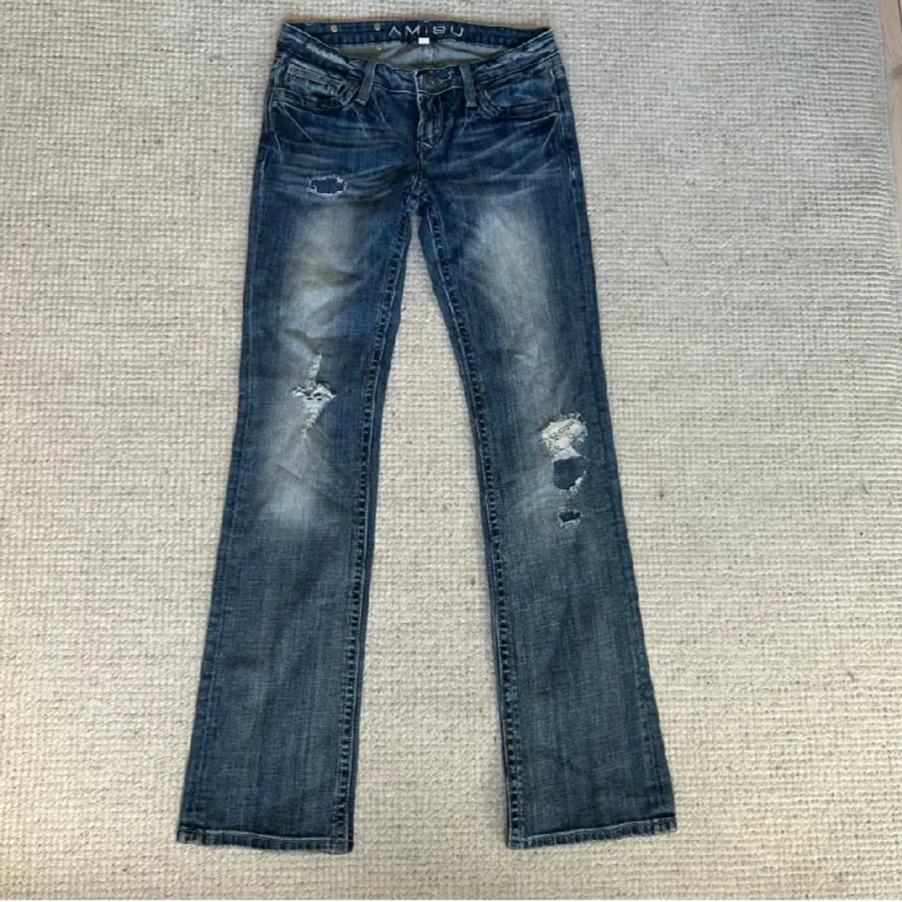 Säljer dessa jätte snygg lågmidjade utsvängda jeans! Säljer för dom inte passar, skriv privat om du har frågor eller vill ha bilder med dom på!💕. Jeans & Byxor.