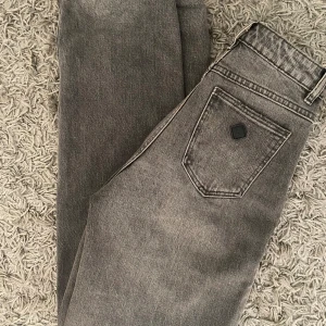 Abrand jeans  - Säljer mina super snygga jeans från Abrand då de ej kommer till användning! I modellen 94 High straight och strl 24. Jag är 160 och dom sitter perfekt på mig! Endast andvända 2 gånger! Köpta för 999:-