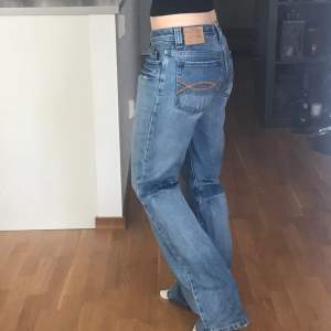 snygga bootcut vintage jeans med slitna detaljer från Abercombie & Fitch i modellen bootcut. Slitstarka kvalitetsjeans i 100% bomull. Perfekt skick- jeansen är som nya. Midja rakt över 37,  innerben 81,5 