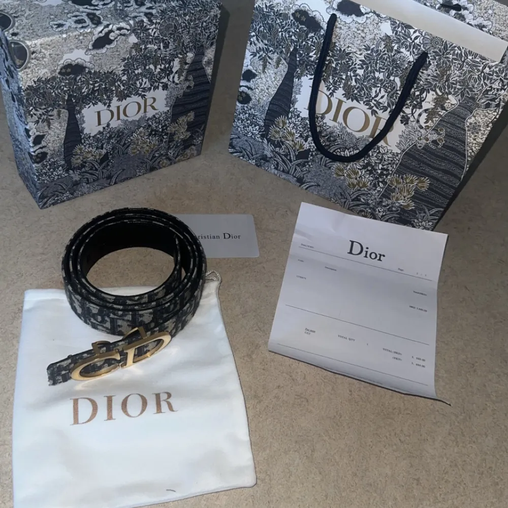 Extremt bra kvalité Christian Dior bälte. Materialet är helt magisk. Kommer med kort, kvitto, dustbag, låda och påse. Använd ett par gånger, liten deffekt på märket på framsidan men annars helt perfekt.. Accessoarer.