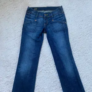 Säljer dessa supersnygga Lee jeans då de inte kommer till användning längre! Jättebra skick utan defekter, har sprätt upp de nertil så de passa mig bra på 172cm! Passar både S och Xs
