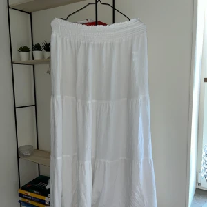Kjol - En jättefin vit maxikjol från lager 157  Ordinarie pris: 200kr