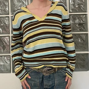 Stickad hoodie  - Säljer denna otroligt fina stickade hoodien!!!!! Denna får jag alltid komplimanger för för att den är så himla fin och speciell. Passa på!!Storlek 40 men passar mig som är en S.