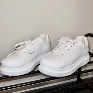 Sneakers - Oanvända sneakers, små i storlek (38 men mer som 37)🩷