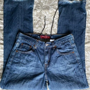 Bootcut lowrise jeans från Levi’s - Ett par skitsnygga jeans ifrån Levi’s, modellen är nouveau bootcut, 515⭐️Ganska slitna längst ned vid fötterna, har även satt in snören i midjan för att kunde knyta då dom är för stora på mig, snörena kan tas ut. Köptes på second hand för 599 kr💗 