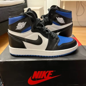 Air Jordan 1 royal blue - Jag köpte dem och tänkte att dem va lite ”off” är inte säker men jag skulle säga att dem inte är äkta. Skriv för mer info och bilder, helt nya och oanvända skor