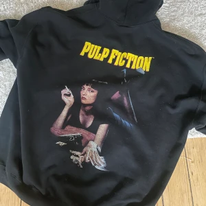 Pulp fiction hoodie  - Säljer min Pulp fiction hoodie som jag inte andvänder nått längre, den är väldigt snygg och super skön💘💘