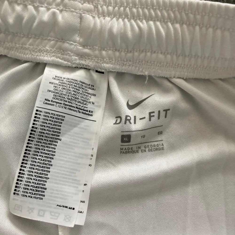 Nike tränings shorts vita i storlek XL. Helt nya utan prislapp!.  Org pris: 209kr. . Shorts.