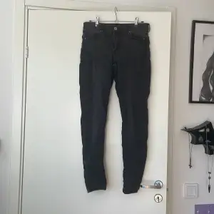 Ett par svarta/mörkgrå jeans från HM i Använt skick