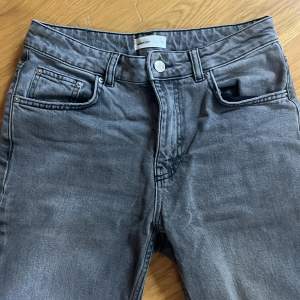 Fina gråa jeans! Köpte för ca ett år sen och dom är använda ca tre gånger för jag köpte en för liten storlek.