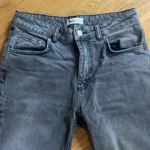 Fina gråa jeans! Köpte för ca ett år sen och dom är använda ca tre gånger för jag köpte en för liten storlek.