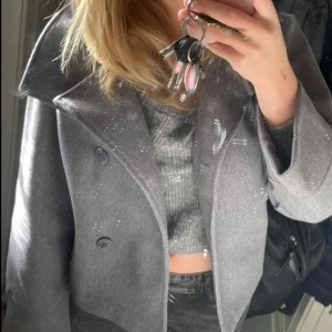 Gina kappa - Säljer denna jacka från gina i mycket fint skick💕XS men passar S oxå. säljer då jag vill köpa en annan färg. Nypris 600kr, säljer för 350 vid snabb affär