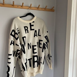 Tröja - Tröjan är i väldigt bra skick, relativt stor i storleken.