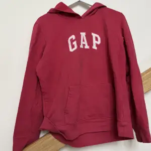 Gap hoodie i så fin färg! Använd men bra skick, står storlek L men liten i storleken så skulle säga att det är en S!