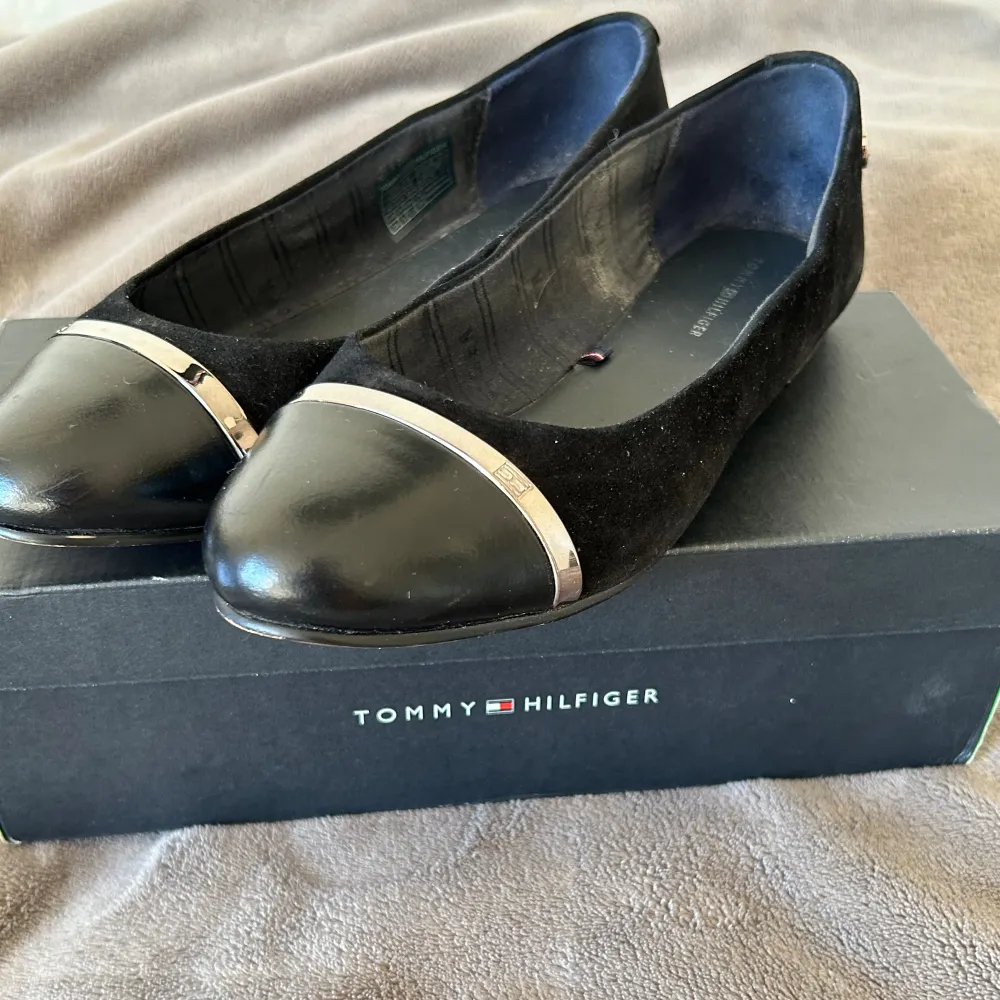 Ballerinaskor/skor utan klack från Tommy Hilfiger med supersnygga silver detaljer. Storlek 38, säljer då dom inte passar mig. Använt skick. Skriv om du undrar något💕Säljer för 50, nypris är runt 1000kr💕Pris är diskuterbart. Skor.