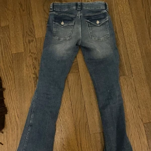 Low waist bootcut jeans - Assnygga lågmidjade bootcut från HM som alltid är slutsålda. ALDRIG använda pga fel storlek! 