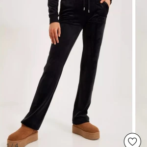 Juicy couture  - Hej! Byter mina svarta juicy couture byxor storlek s med fickor på baksida, vill då ha en annan färg röd, grå eller ljus blåa och möjligtvis en storlek mindre. Skriv för fler bilder och information💕