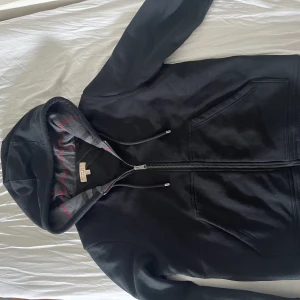 Svart burberry hoodie - I ganska bra skick, ganska stor för en Large. Fet bra pris och snygg tröja, kan mötas up vart som i göteborg (1;1)
