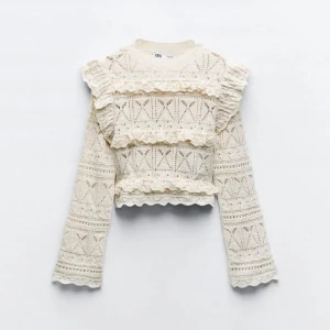 Volangtröja zara - Utsåld volangtröja från Zara. Använd fåtal gånger så som ny. Nypris 430kr. Storlek M men väldigt liten i storleken så motsvarar XS/S. Verkligen jättefin men kommer tyvärr inte till någon användning. Tryck gärna på köp nu.