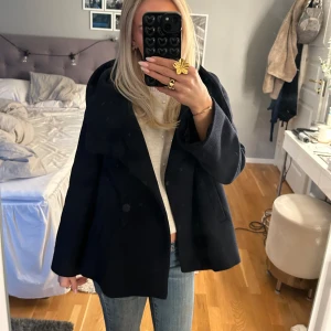Mörkblå kappa - En jättefin kappa fårn Zara med hög krage. Använd ett fåtal gånger.