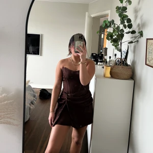 Korsettklänning - Säljer nu denna klänning då den tyvärr inte passar längre. Väldigt formgivande och framhäver kurvor fint. Klänning är från Zara och finns inte att köpa längre ❤️ Lite små tecken på användning men inget tydligt. Behövs bara strykas 😅