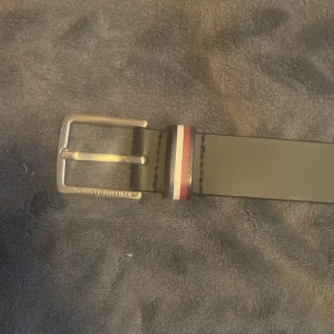  Bälte Tommy Hilfiger 100cm - 10/10 skick fick för något år sedan men passar inte längre har två extra hål som jag använde förra året när den inte passade men ni kan också använde de om den inte passar snyggt grisch bälte 100cm