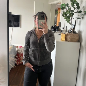 Juicy kofta - Säljer nu min fina juicykofta då jag inte använder den längre. Den är i storlek S men passar XS med. Den är i nyskick och sitter väldigt fint❤️ skickar gärna fler bilder. Nypris:1300kr