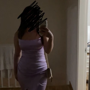 Klänning  - Jättefin lilla klänning man kan ha på balen eller bröllop 